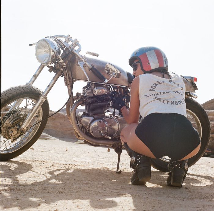 A playful frame from Girls on a motorcycle — online in Belo Horizonte