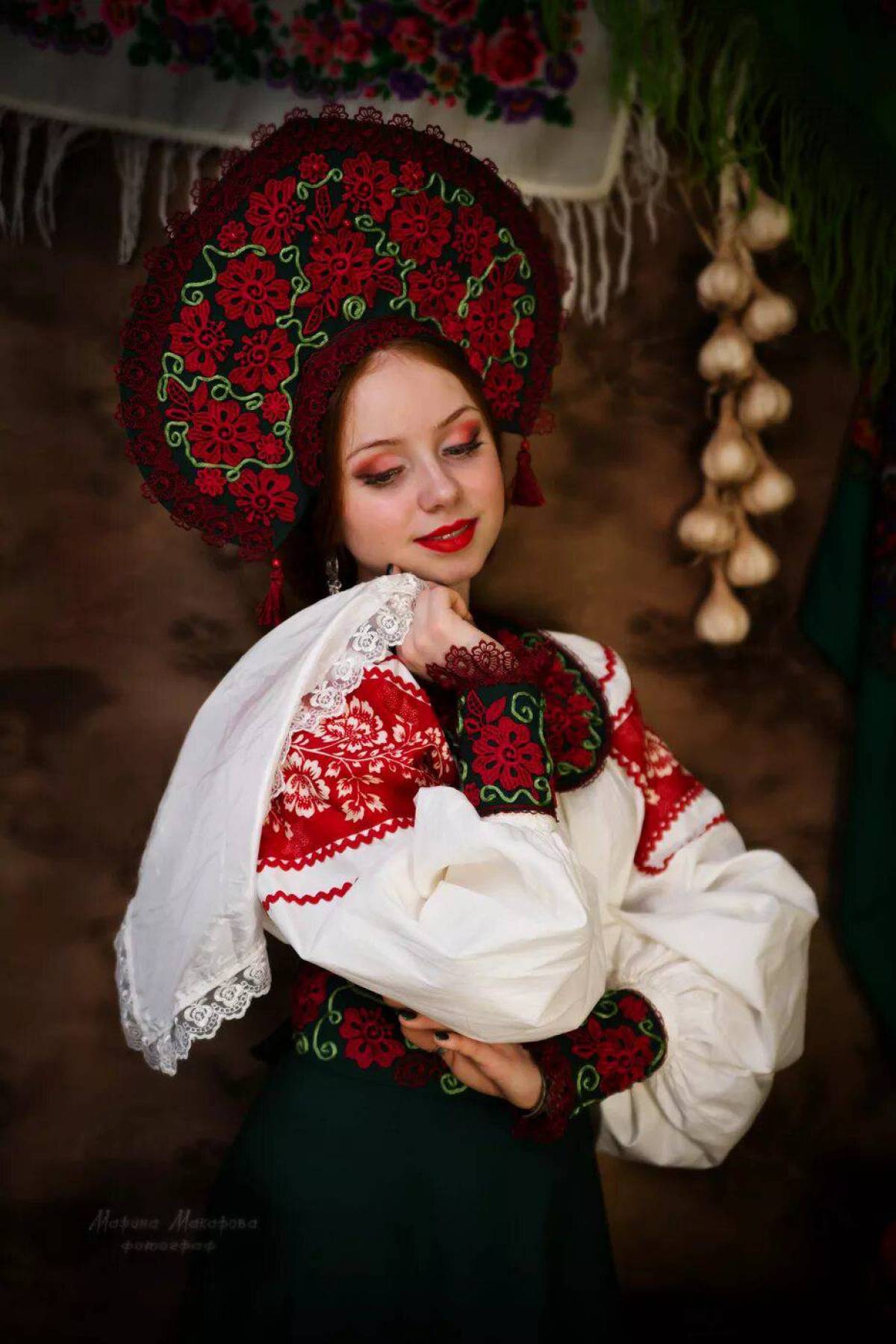 Take a pause and enjoy Women in Slavic costumes — streaming from Belo Horizonte