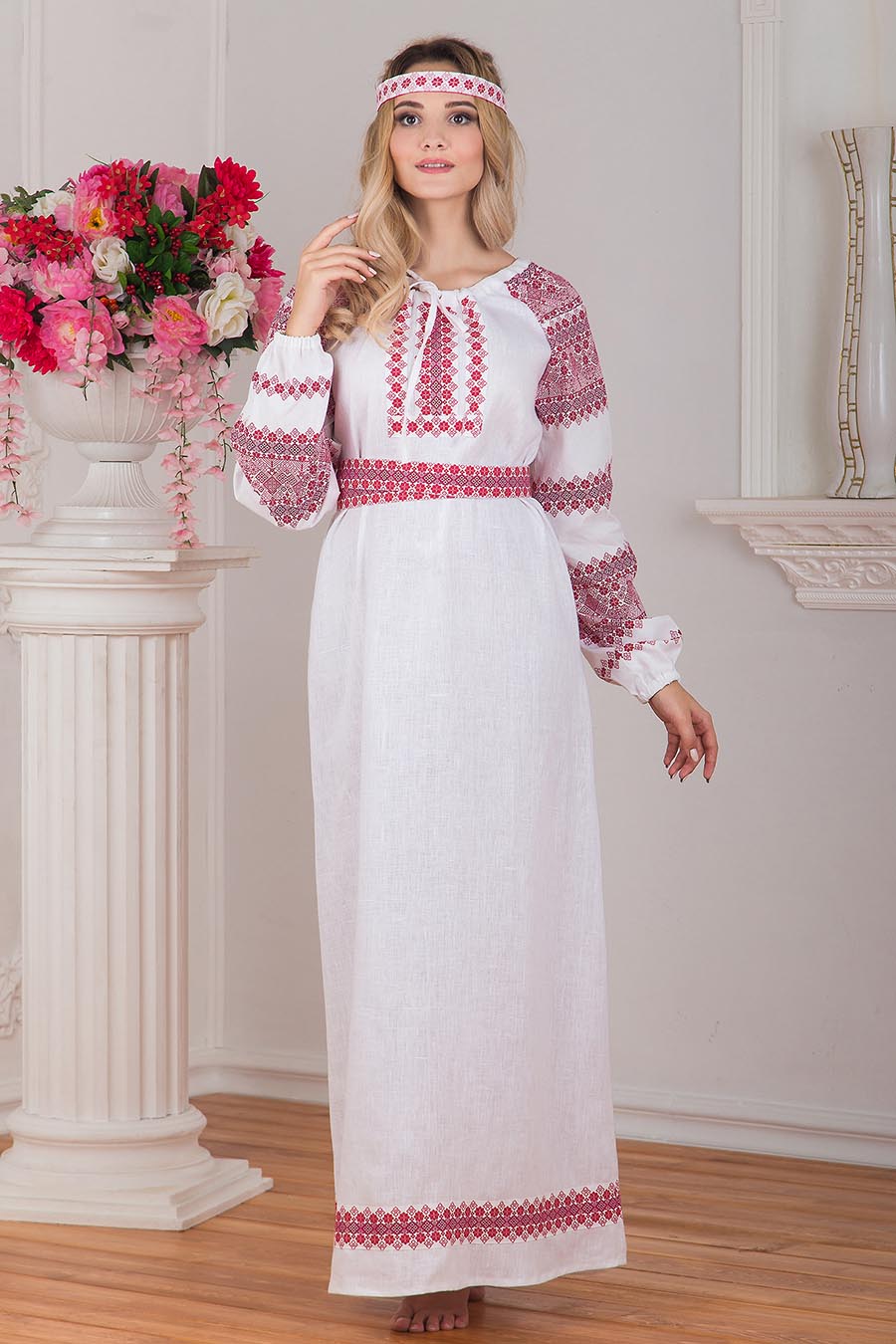 A playful frame from Women in Slavic costumes — online in Belo Horizonte